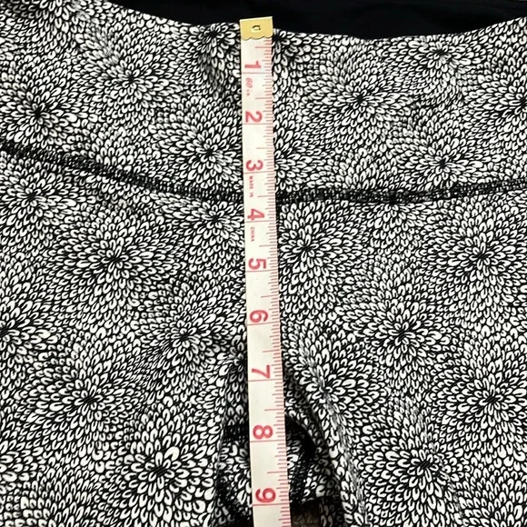 Lululemon Black and White Floral Design Leggings Size 8 - Picture 3 of 8